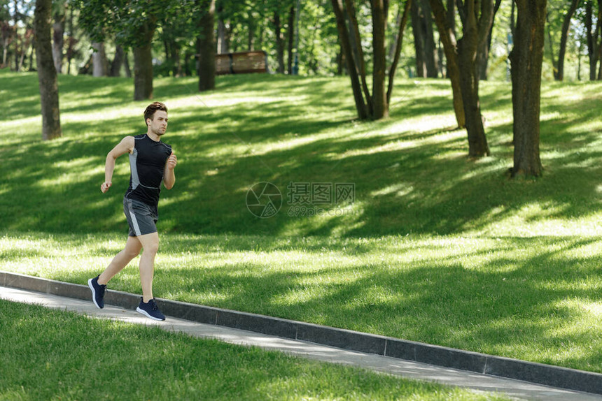 健康生活方式锻炼和公园运动中的青年男子与健身跟踪者一起沿着图片