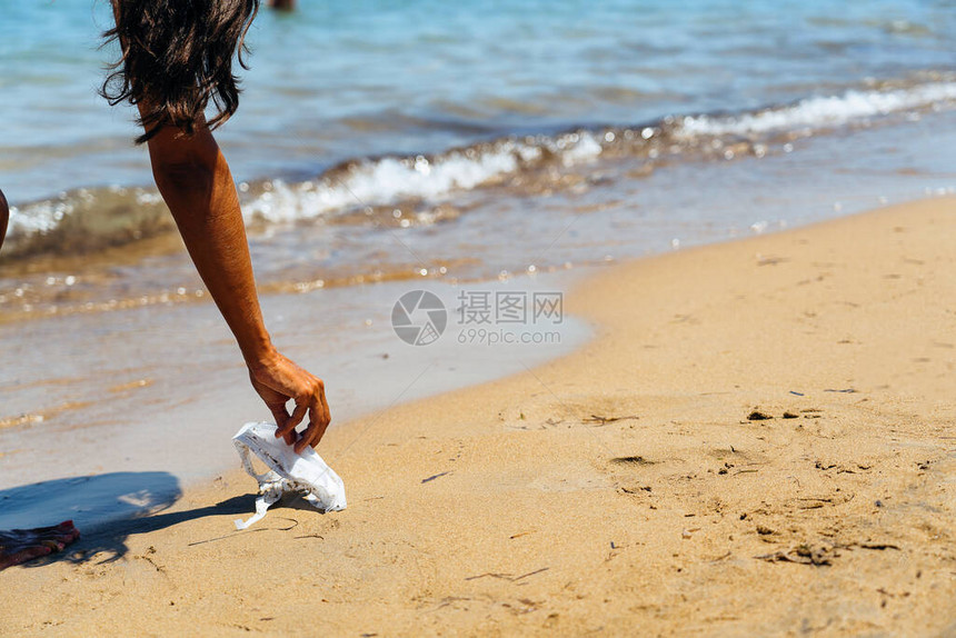 女在海滩捡垃圾戴口罩图片