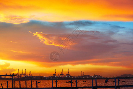 海港起重机和日落红蓝天空渔图片