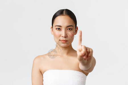 自信的亚洲美女站在浴巾里图片