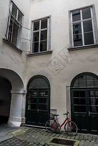 奥地利维也纳内城一座历史悠久的房子的后院图片