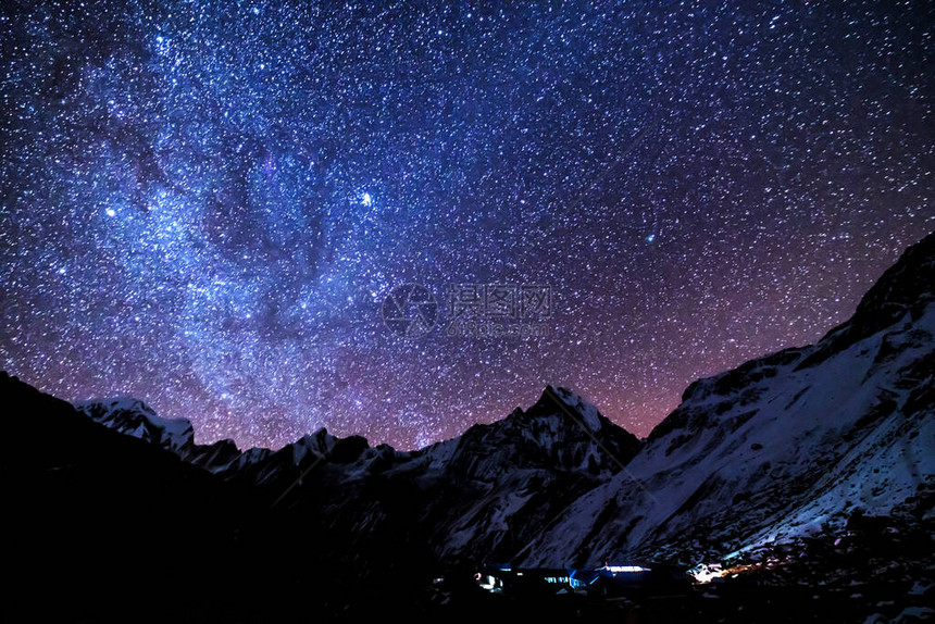 银河系和山脉尼泊尔夜间喜马拉雅山脉和星空的惊人景象岩石与白雪皑的山峰和天空与星安纳普尔纳山脉与明亮的图片