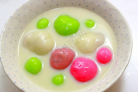大豆水甜点中的彩色麻糬图片