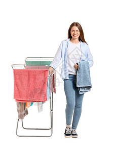 白色背景上有干净毛巾和干衣机的女人图片