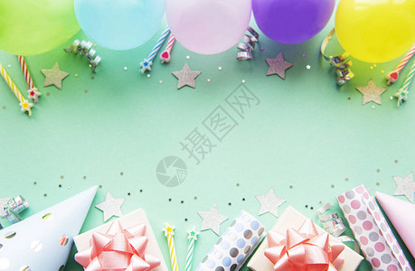 生日快乐或派对背景在柔和的绿色背景上平放生日气球五彩纸屑和丝带顶视图片