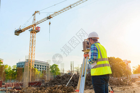 勘测工程师正在利用建筑工地的热土石一起工背景图片