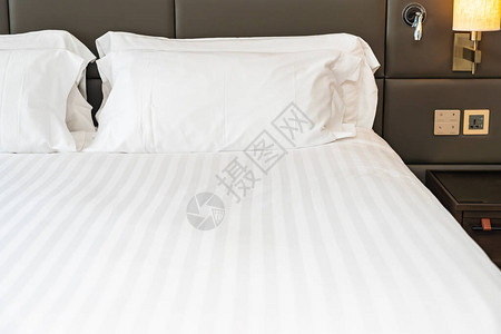 卧室床上装饰内部的白色枕头图片