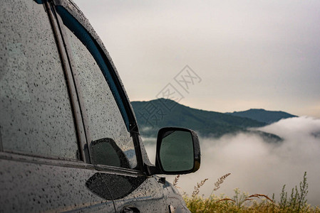 夏季风暴雨的风景带SUV图片