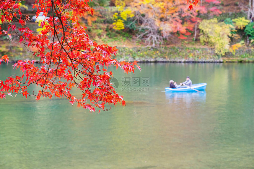 在日本京都旅游景点受欢迎的地貌里程碑秋季节假期周六和观光概念Arashiyama图片