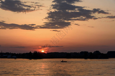 安加拉河堤岸上日落和乌云图片