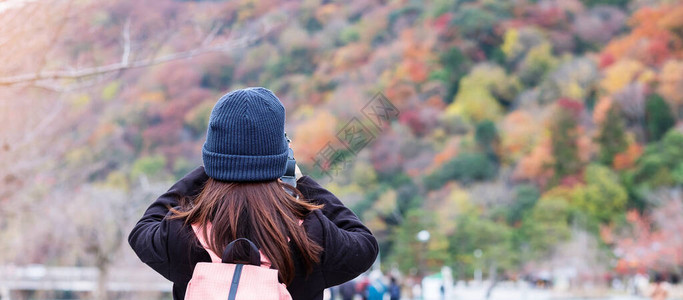 快乐的女游客在阿拉希山Arashiyama拍摄影多彩叶山照片图片