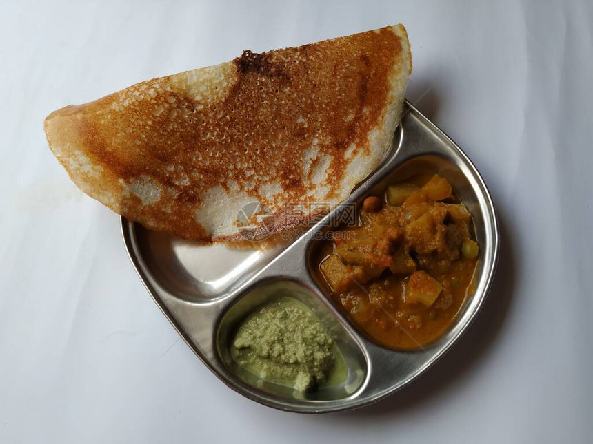 印度自制早餐TasttyMasalaDosa与CoconutChutney和蔬菜Saagu在白背景上孤图片