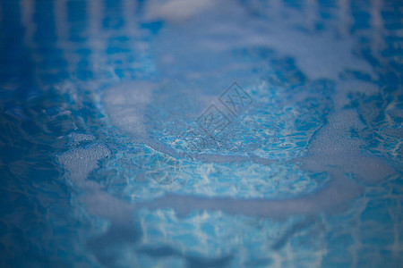 蓝色水池过滤器中水射流产生的气泡图片