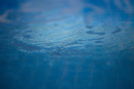 蓝色水池过滤器中水射流产生的气泡图片