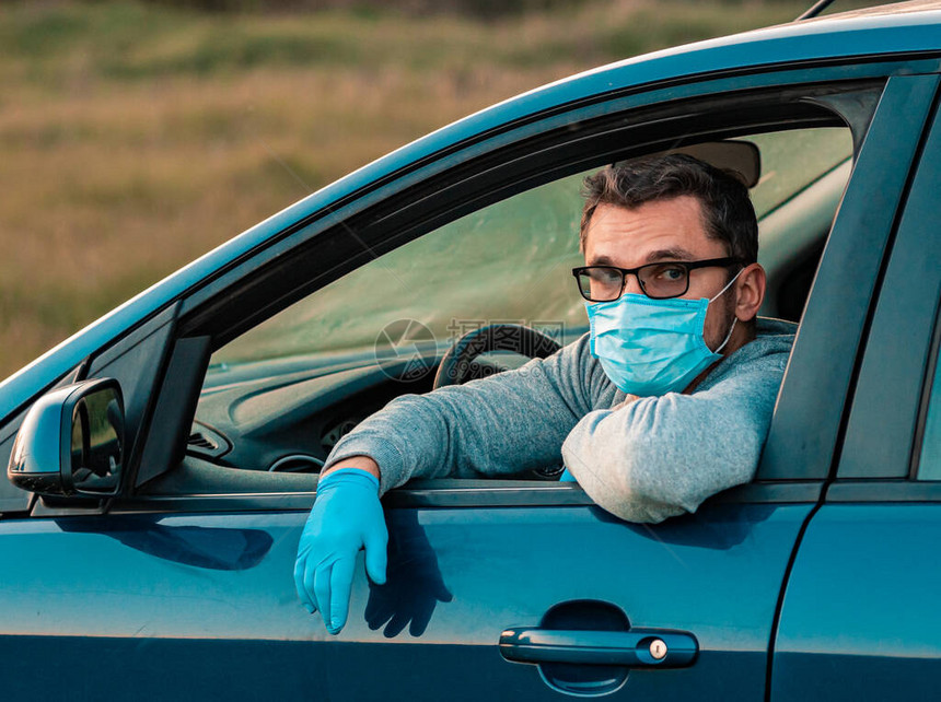 一个戴着防护面具和手套开车的人图片