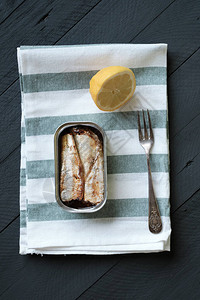 厨房毛巾柠檬和叉子上图片