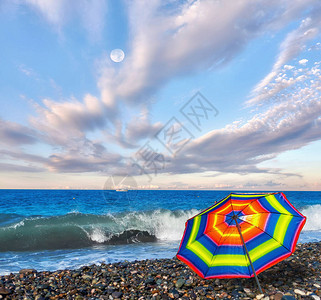 热带海夏季沙滩的彩虹伞全景图片