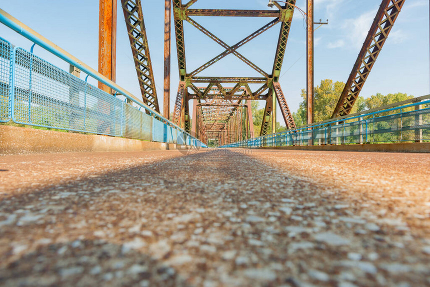 美国圣路易斯密苏里州66号公路上的岩石桥路面和结构的旧链条图片