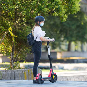 在城市环境中使用出租电动滑板车时图片