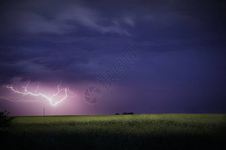 加拿大草原上的雷暴农舍上空有闪电图片