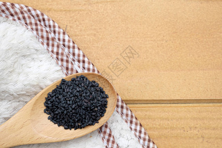 黑芝麻种子用木勺桌图片