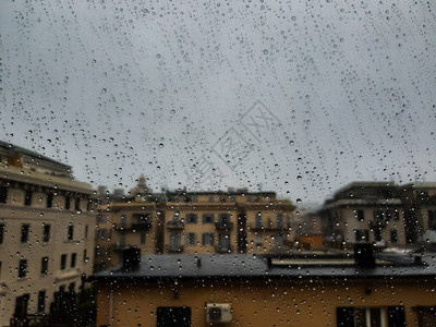 窗边水滴的美丽摄影雨后在室内全景图片