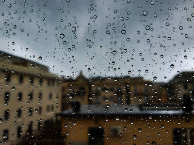 窗边水滴的美丽摄影雨后在室内全景图片
