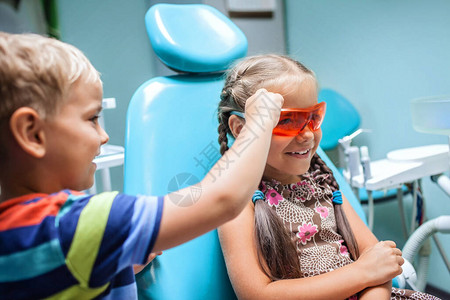 两个孩子在看牙医办公室时玩得开心图片