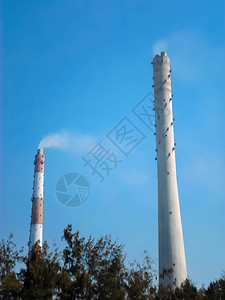 工厂烟囱排放烟雾图片