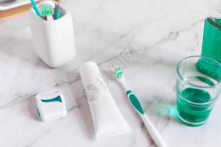 牙刷牙膏口水和白大理石背景的牙科线图片