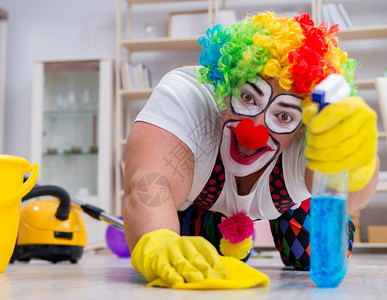 在家打扫卫生的搞笑小丑图片