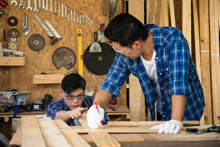 两个木匠在一家木工厂作木匠正在图片