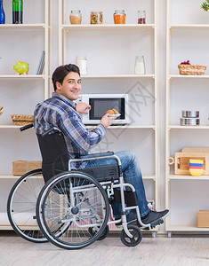 在厨房工作的残疾年轻男青图片