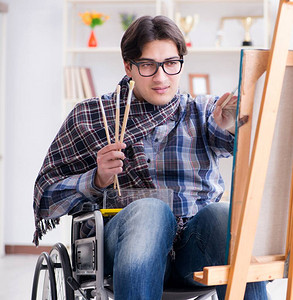 残疾艺术家在画室作画图片