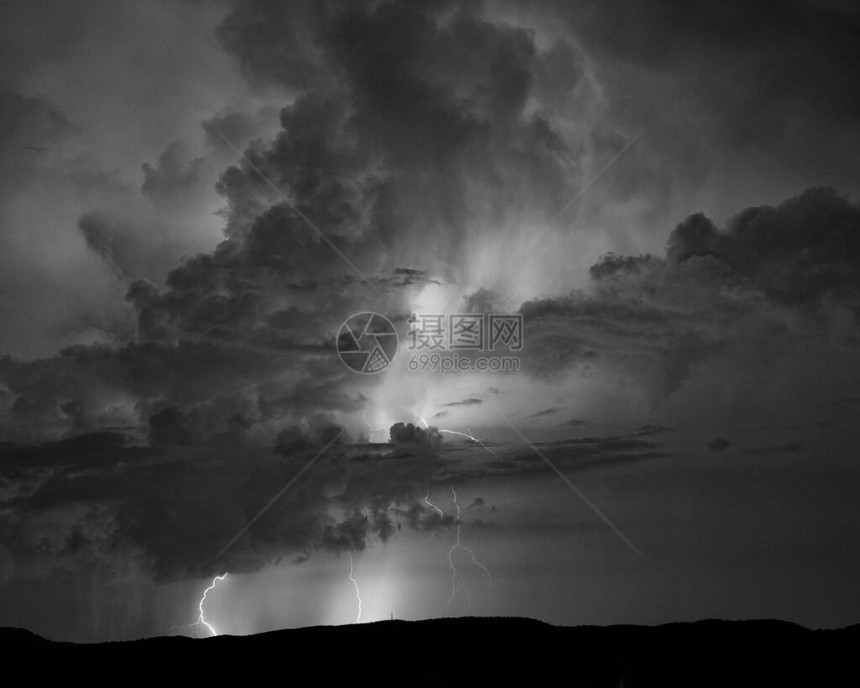 在西北卡罗来纳州夏季雷暴中多次闪电袭图片