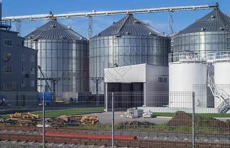 粮仓电梯用于储存分拣和通过铁路运输谷物的工业综合体农产品加工和制造厂图片