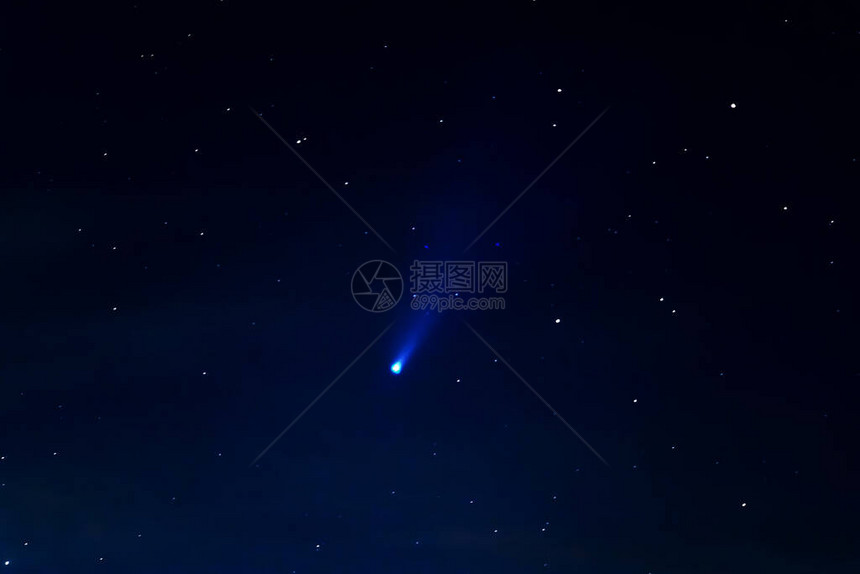 夜空中的彗星为新奇天文学恒星背景上的陨石选择焦点图片