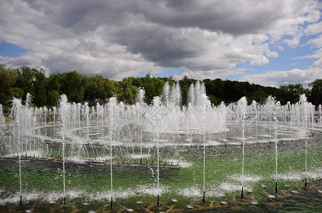 在城市公园的喷泉图片