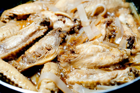 日本料理Nimono炖鸡翅和魔芋图片