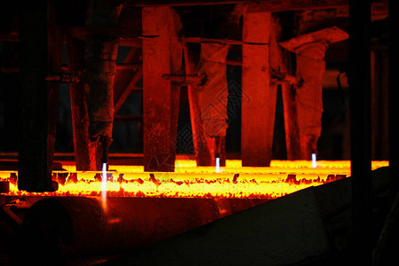 冶金厂裁火的钢板图片