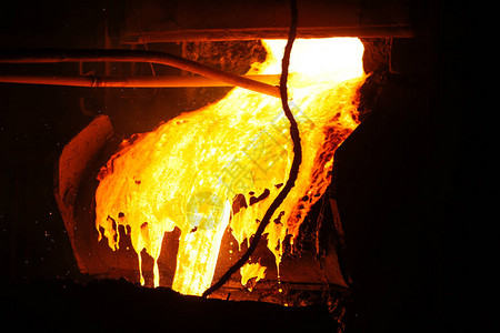 钢铁厂热钢浇注熔融金属从钢包中倒出冶金生产重工业图片
