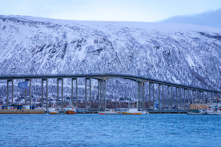挪威北部奇妙的小镇特罗姆索有港口大桥图片