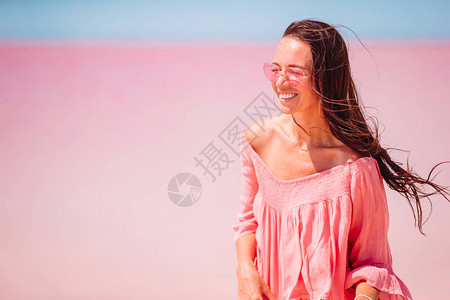 在阳光明媚的夏日在一个粉红盐湖图片