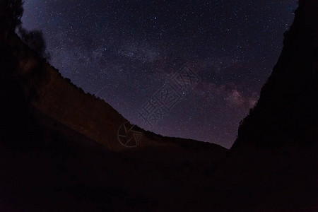 夜星天空与银河系和峡谷山与树图片