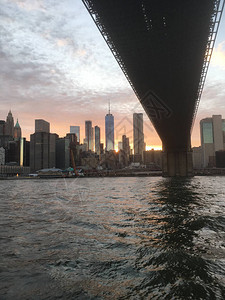 在东河上的一艘渡轮上穿过布鲁克林大桥图片