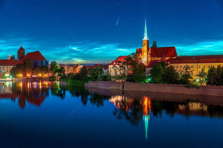 在波兰弗罗茨瓦夫上空看到的长周期彗星NEOWISE和夜光云NLC美丽的夜空闪耀着城市线上罕见的天文现象天空倒图片