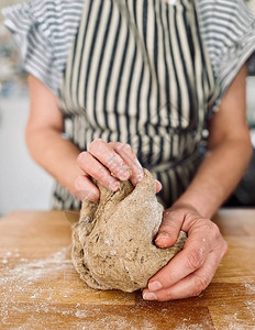 女人用纸巾做黑麦面包的面条图片