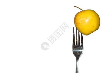 白色背景叉上的黄色苹果图片