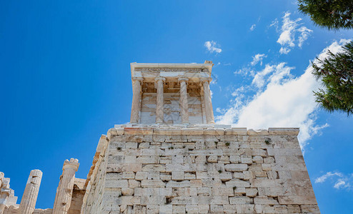 希腊地标Propylaea大门入口处的雅典娜耐克神庙低角度景观图片