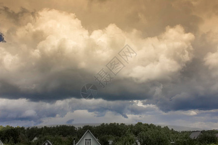 风雨如画的天空和风景如画的云层笼罩着村庄图片